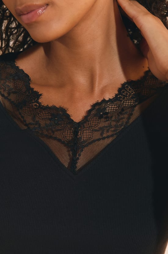 T-shirt col V avec dentelle en coton;${refinementColor}