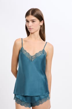 Caraco satiné détails dentelle;${refinementColor}