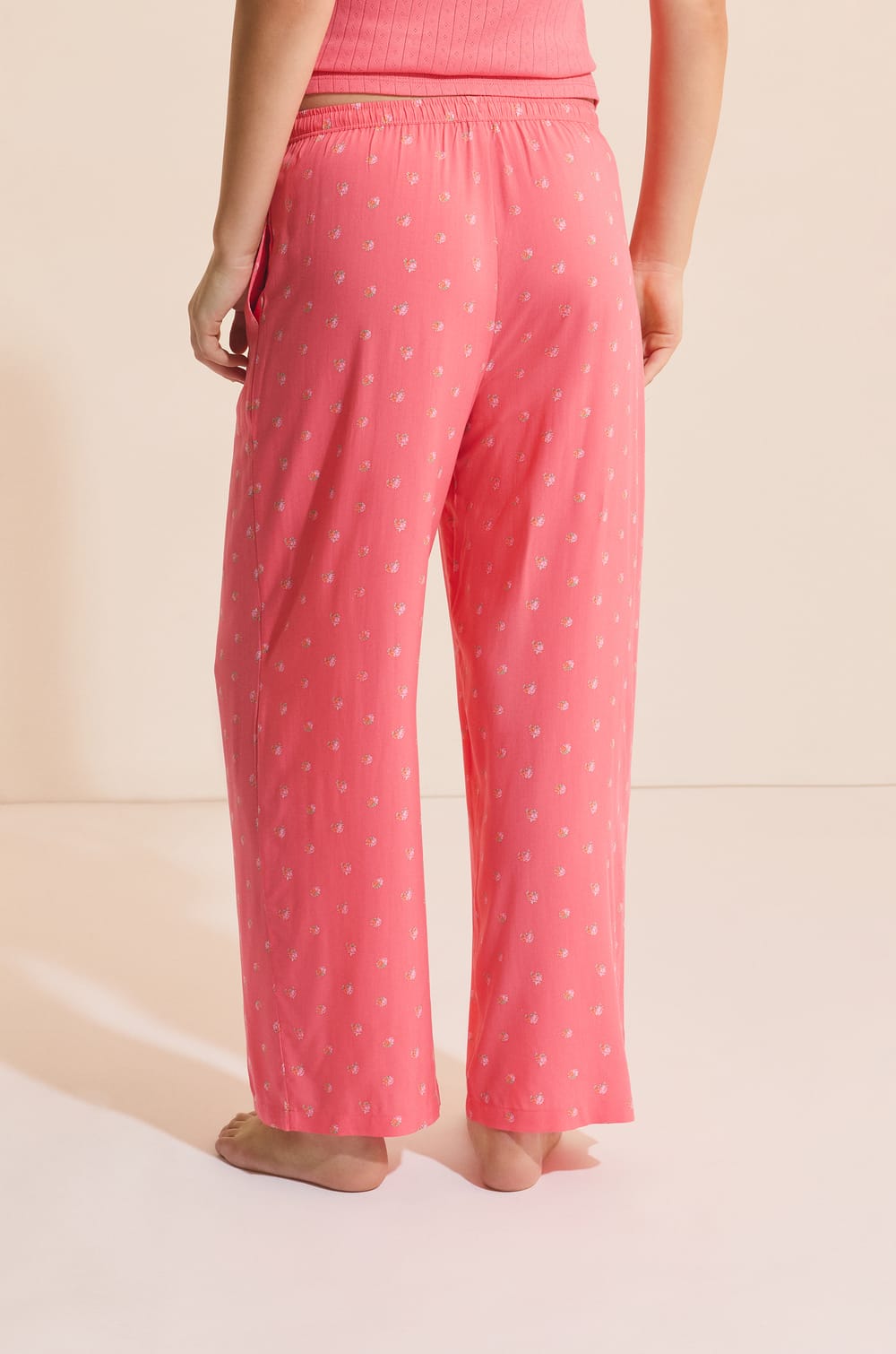 Pantacourt de pyjama &agrave; motifs fleurs;${refinementColor}