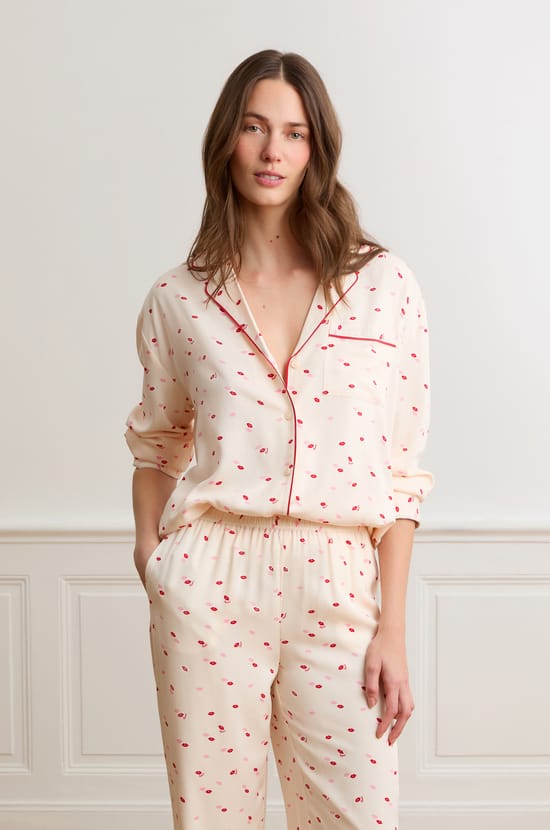 Chemise de pyjama satin&eacute;e &agrave; motif bisous;${refinementColor}