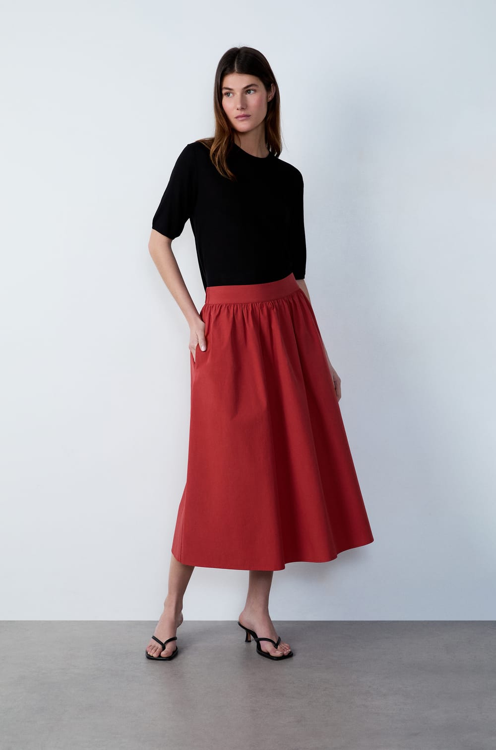 Fluid mid-length skirt with pockets;${refinementColor}