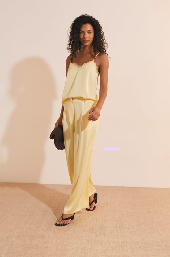 Pantalon fluide satin&eacute;;${refinementColor}