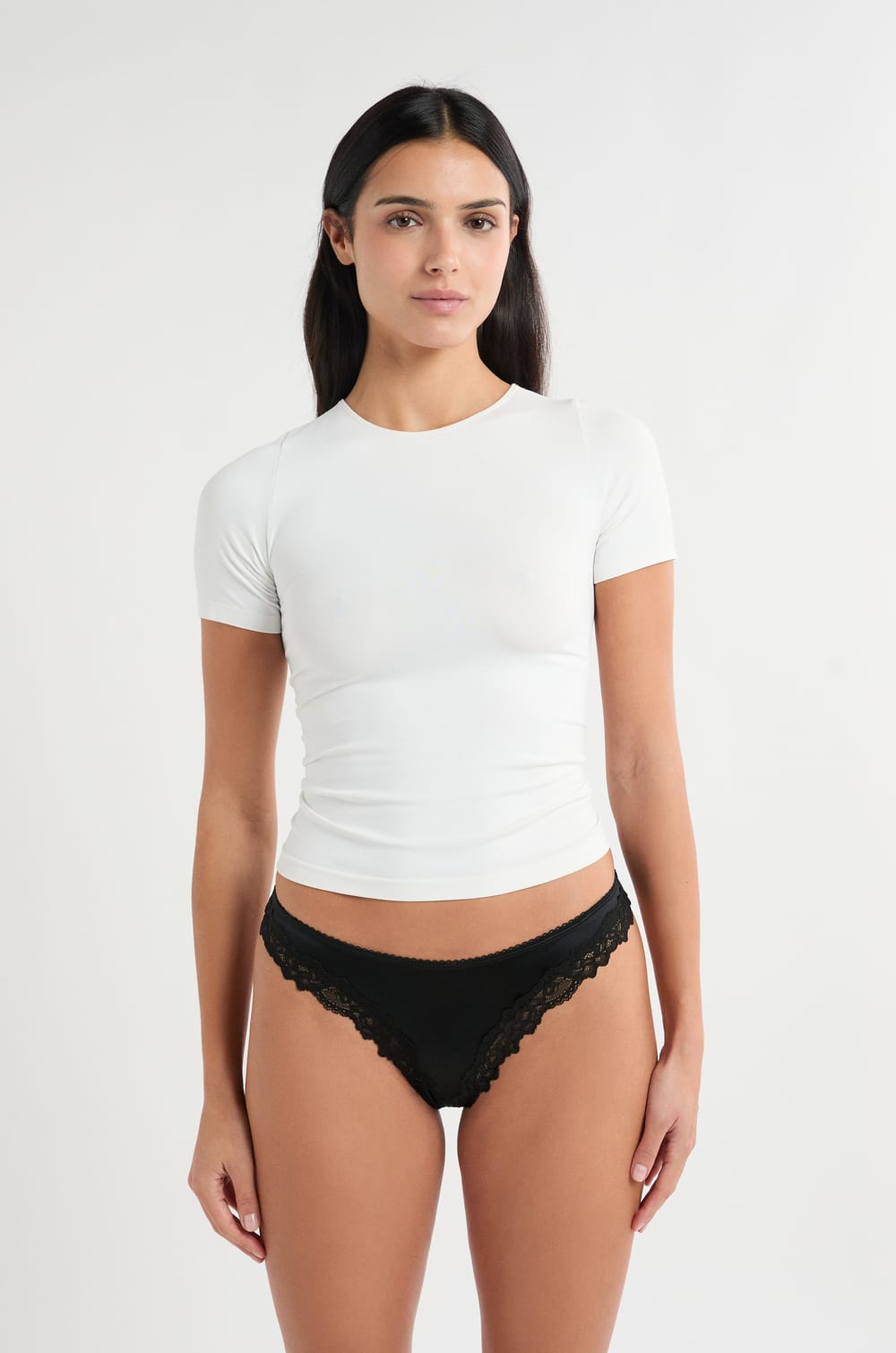 Tanga z mikrovl&aacute;kna s detaily z krajky;${refinementColor}