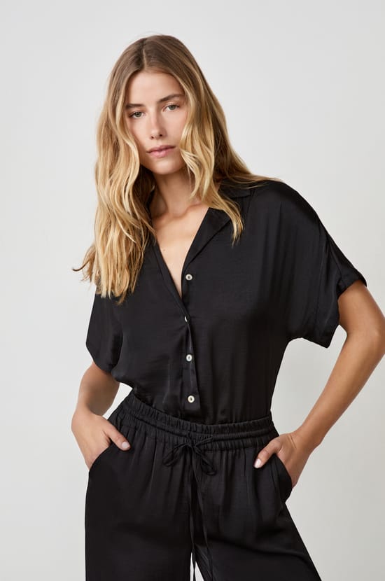 Chemise manches courtes satin&eacute;e;${refinementColor}