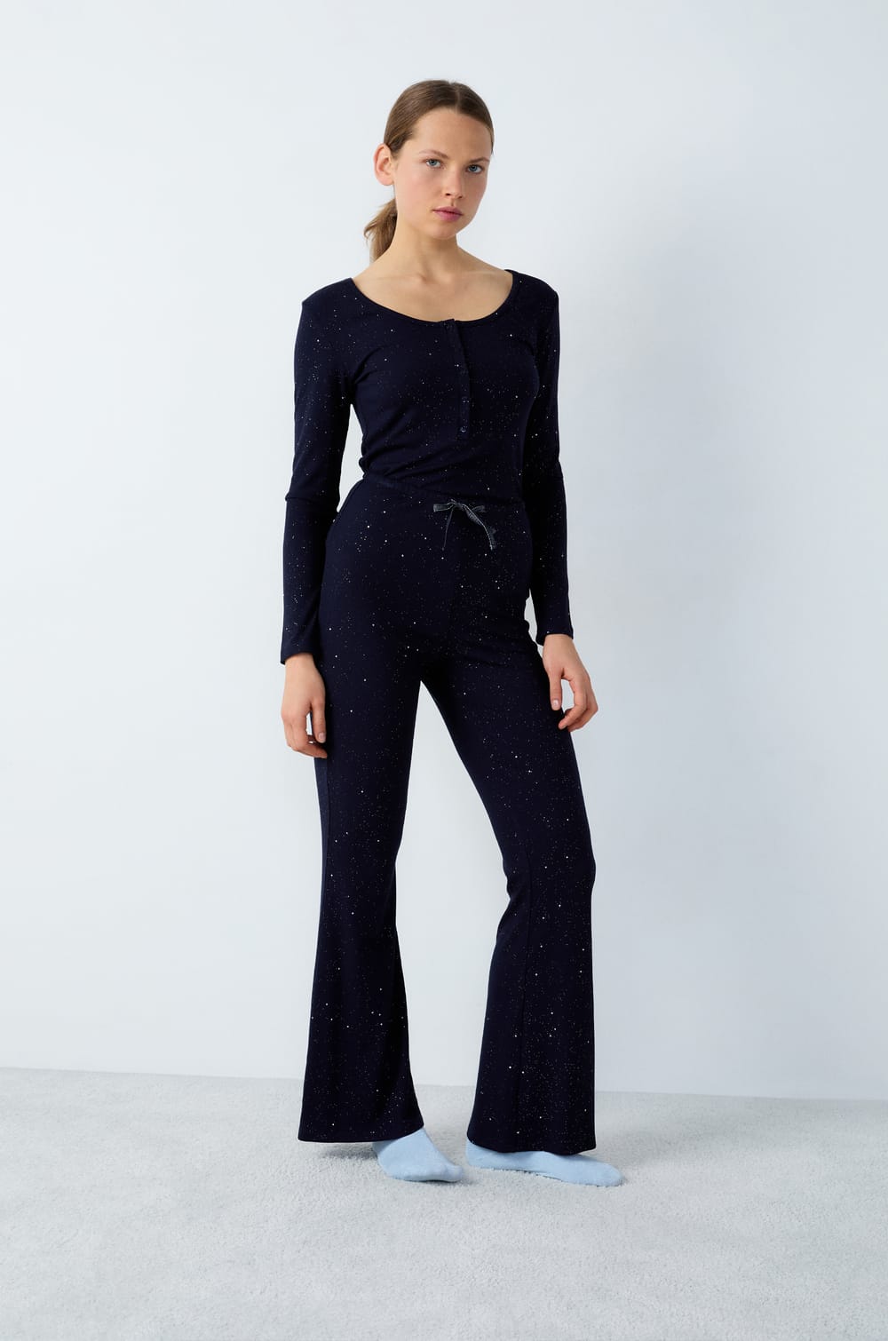 Ausgestellte Pyjama-Hose aus Rippstrick mit Pailletten;${refinementColor}