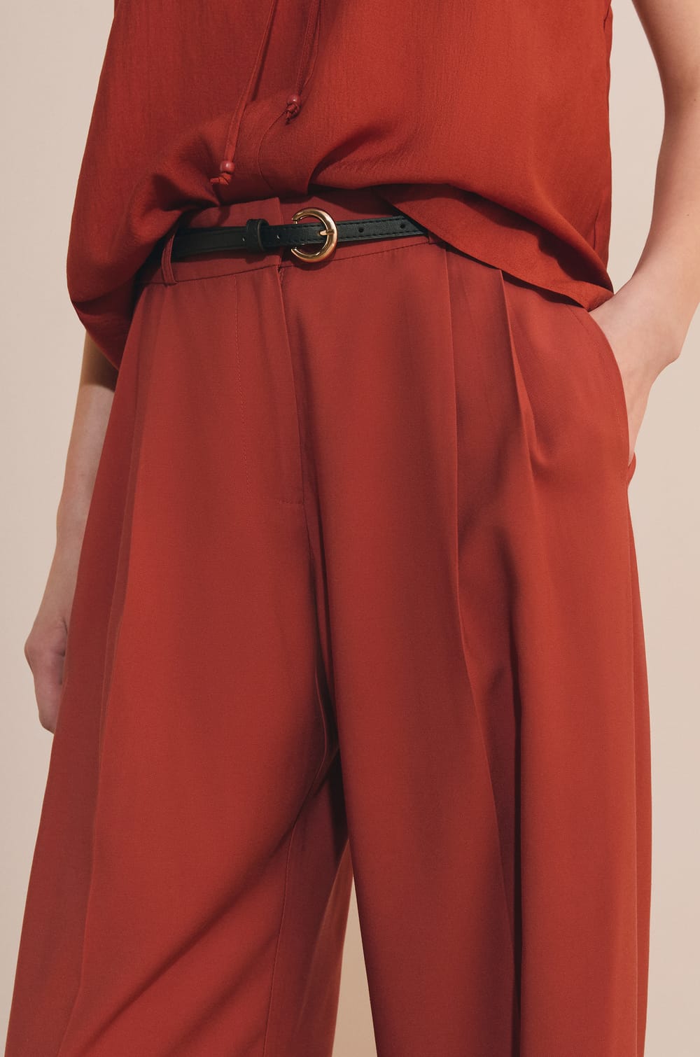 Pantalon large &agrave; pinces;${refinementColor}