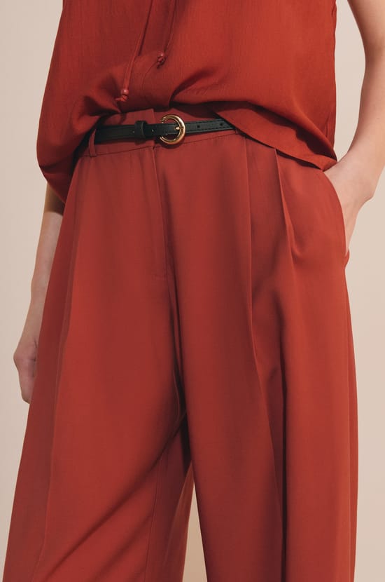 Pantalon large &agrave; pinces;${refinementColor}