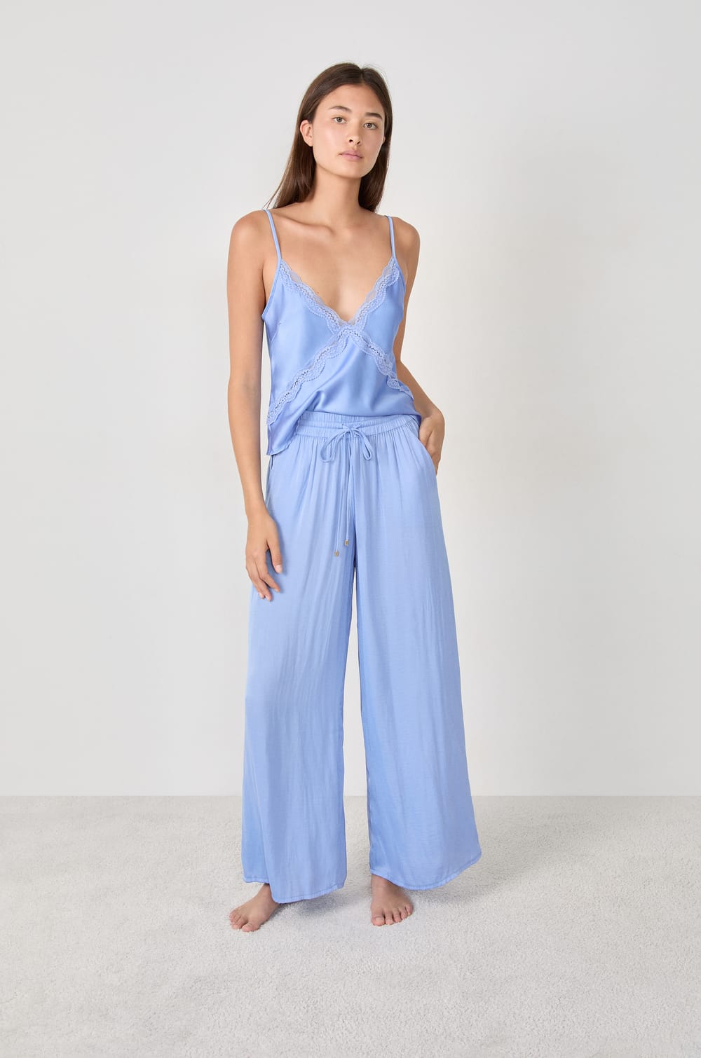 Pantalon de pyjama satin&eacute; coupe large;${refinementColor}