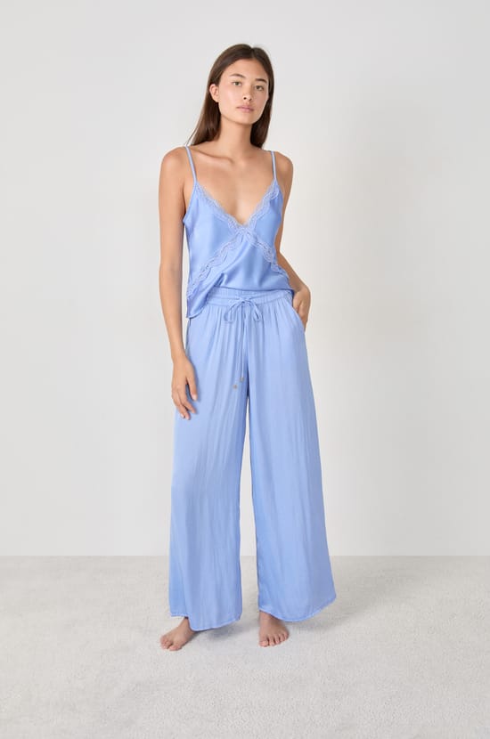 Pantalon de pyjama satin&eacute; coupe large;${refinementColor}