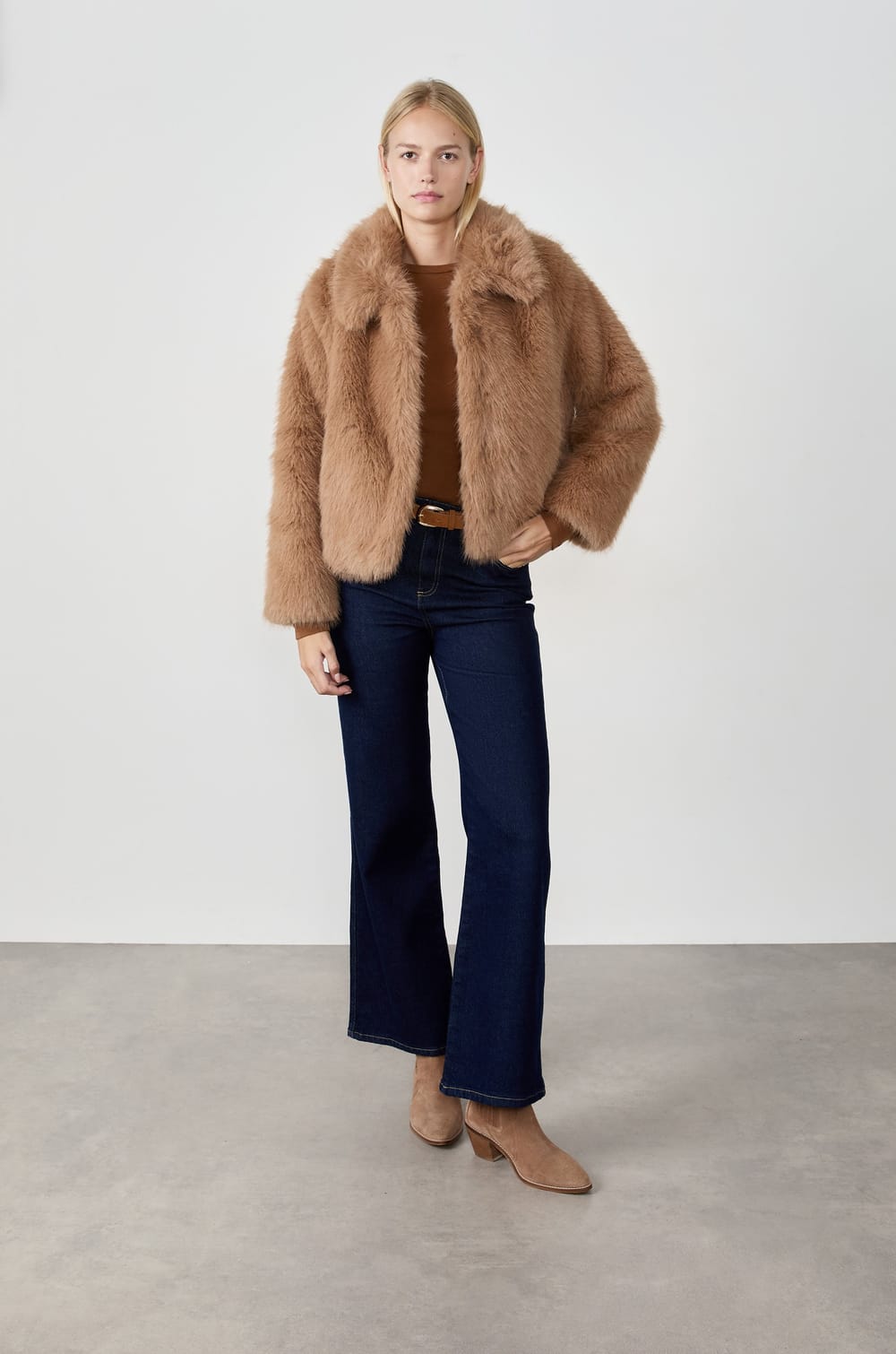 Manteau court en fausse fourrure;${refinementColor}