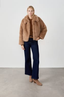 Manteau court en fausse fourrure;${refinementColor}