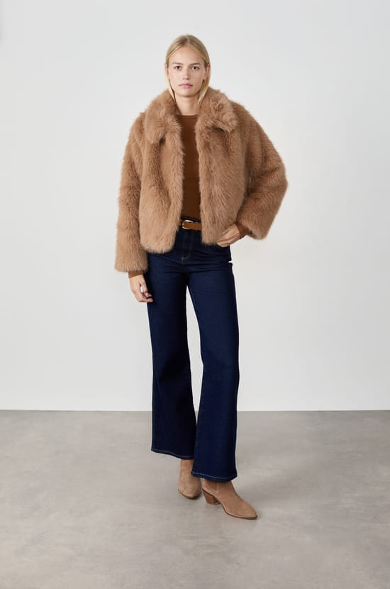 Manteau court en fausse fourrure;${refinementColor}