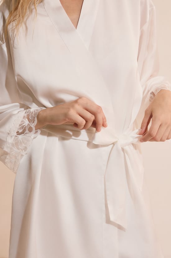 D&eacute;shabill&eacute; de pyjama satin&eacute; avec d&eacute;tail en dentelle;${refinementColor}