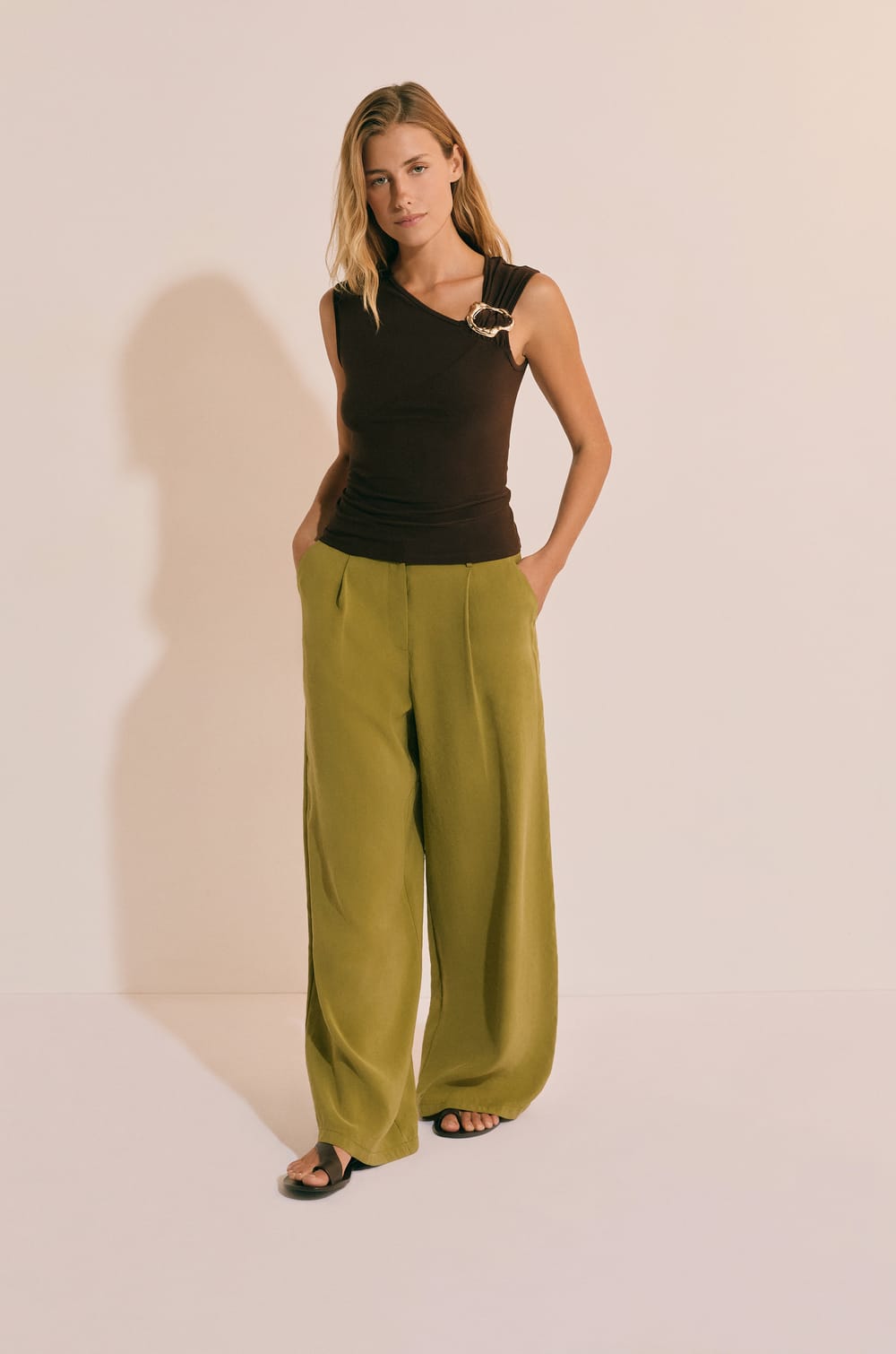 Camiseta con cuello asim&eacute;trico y detalle de joya;${refinementColor}