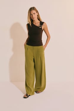 Camiseta con cuello asim&eacute;trico y detalle de joya;${refinementColor}