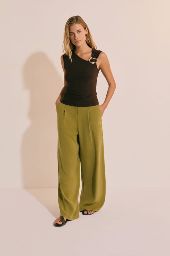 Camiseta con cuello asim&eacute;trico y detalle de joya;${refinementColor}