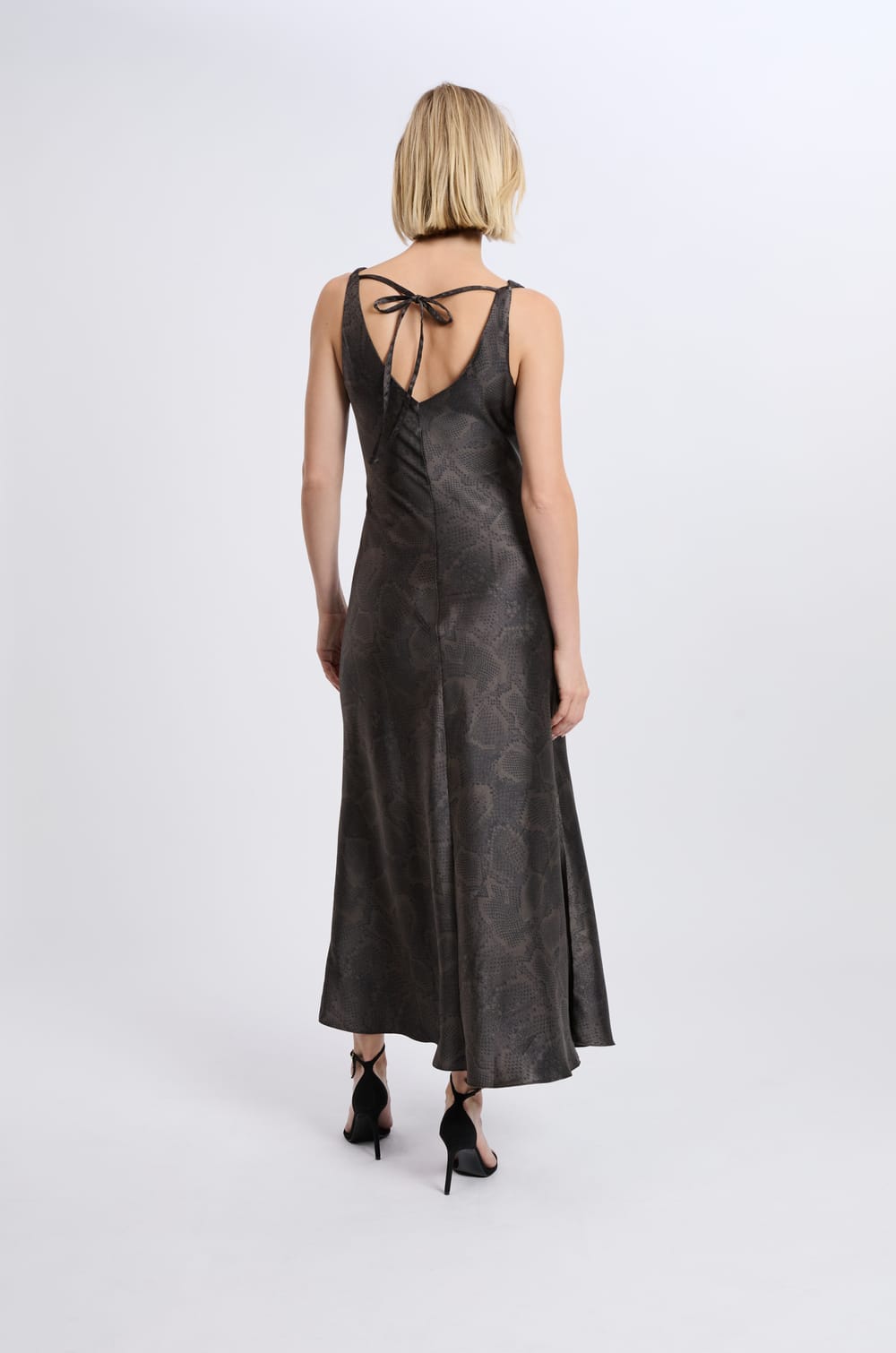 Robe satin&eacute;e &agrave; imprim&eacute; serpent;${refinementColor}