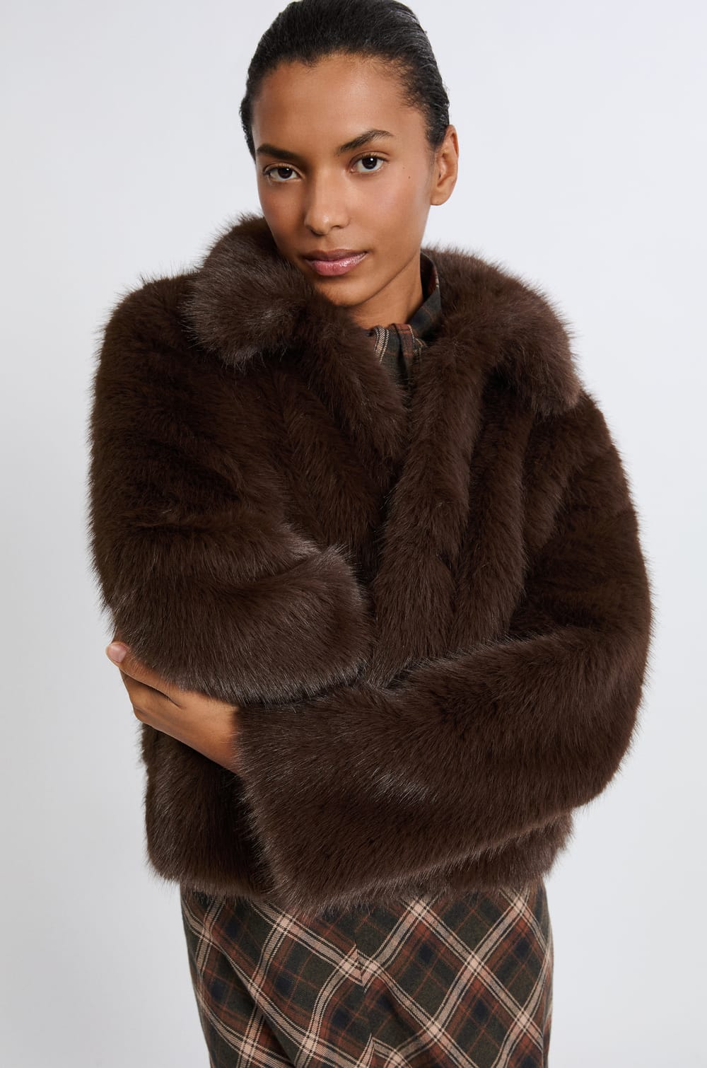 Manteau court en fausse fourrure;${refinementColor}