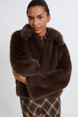 Manteau court en fausse fourrure;${refinementColor}