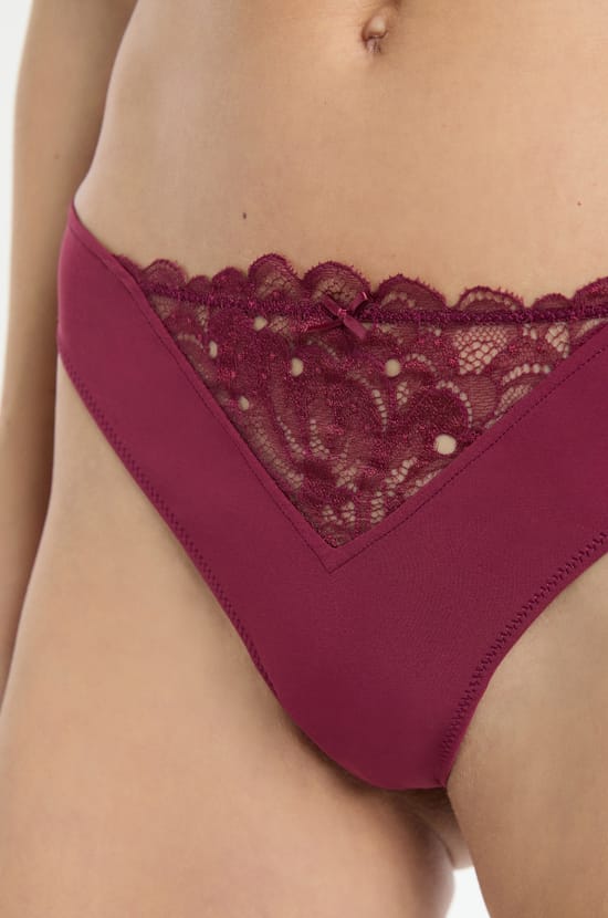 Tanga mit Spitzendetails;${refinementColor}