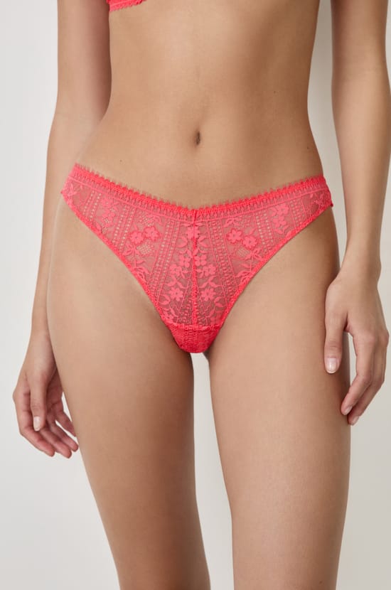 Tanga en dentelle;${refinementColor}