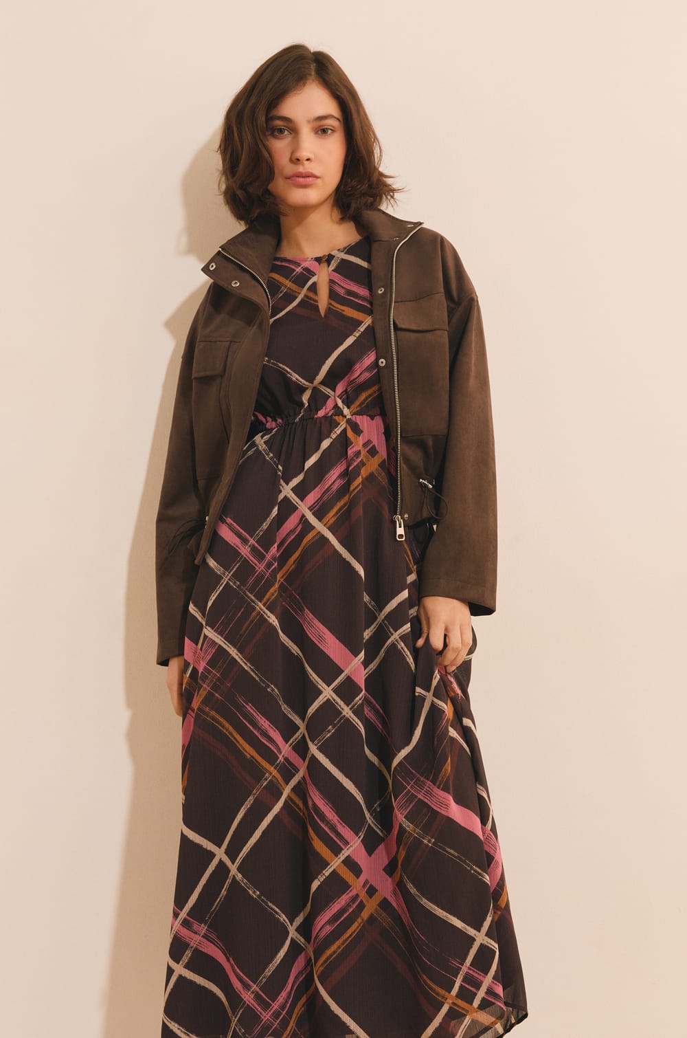 Robe longue fluide &agrave; motif quadrill&eacute;;${refinementColor}
