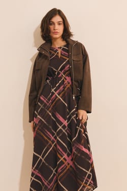 Robe longue fluide &agrave; motif quadrill&eacute;;${refinementColor}