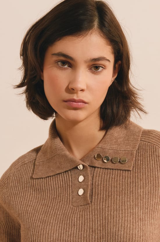 Pull col polo &agrave; d&eacute;tails boutons dor&eacute;s;${refinementColor}
