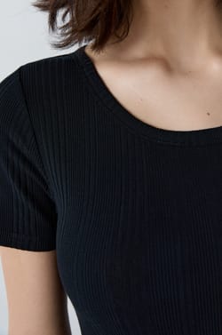 Long-sleeved T-shirt in ribbed cotton;${refinementColor}
