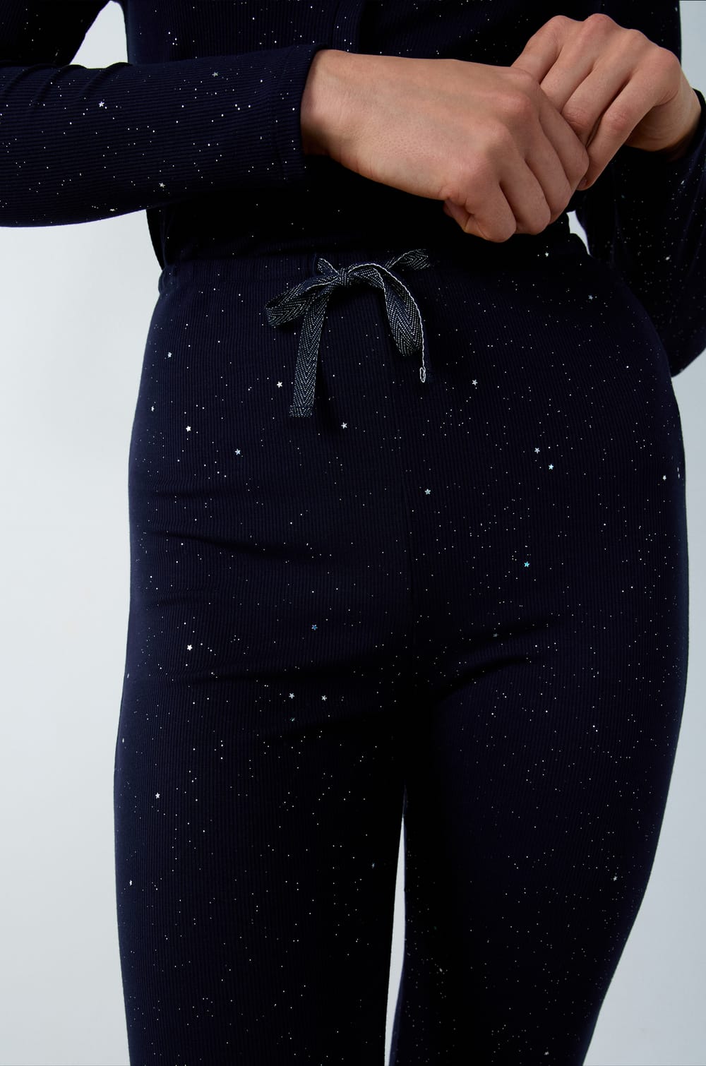 Ausgestellte Pyjama-Hose aus Rippstrick mit Pailletten;${refinementColor}