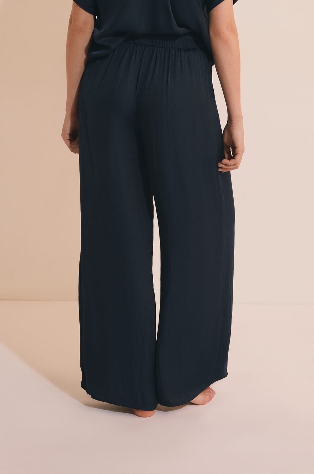 Pantalon satin&eacute; coupe large;${refinementColor}