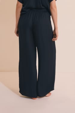Pantalon satin&eacute; coupe large;${refinementColor}