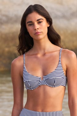 Top de bikini con copas en forma de cesta a rayas;${refinementColor}