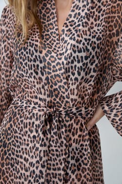 Satin robe with leopard print;${refinementColor}