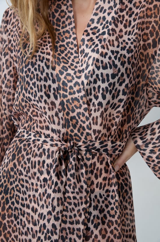 Satin robe with leopard print;${refinementColor}