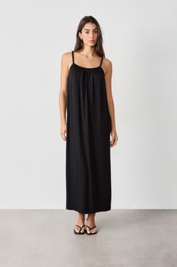 Robe longue &agrave; fines bretelles;${refinementColor}