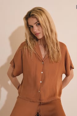 Chemise de pyjama manches courtes satin&eacute;e;${refinementColor}