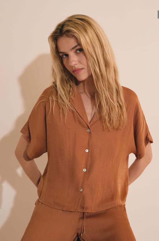 Chemise de pyjama manches courtes satin&eacute;e;${refinementColor}