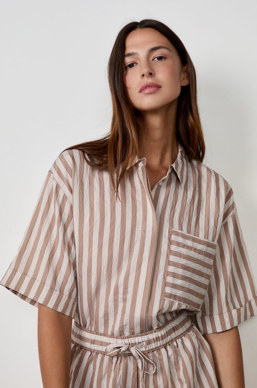 Chemise manches courtes &agrave; rayures;${refinementColor}