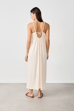 Robe longue &agrave; fines bretelles;${refinementColor}