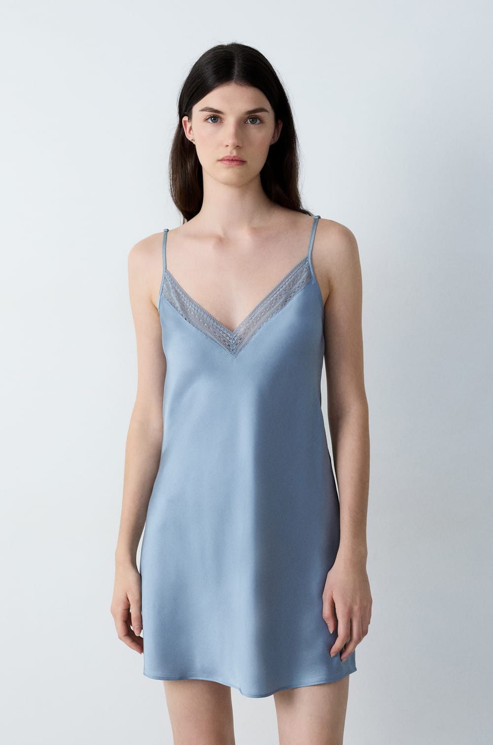 Camisón corto de satén con detalles de encaje;${refinementColor}