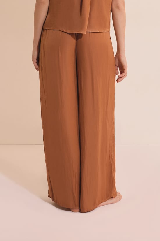 Pantalon satin&eacute; coupe large;${refinementColor}