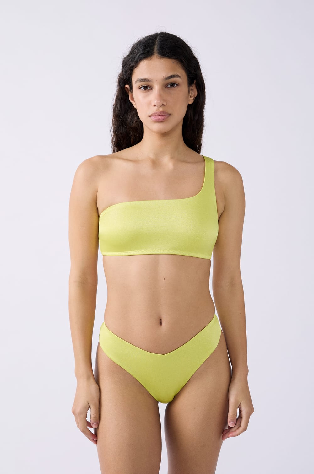 Asymmetrisches Bikini-Top;${refinementColor}