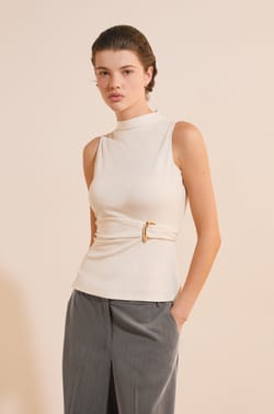 T-shirt sans manches serr&eacute; &agrave; la taille avec d&eacute;tail bijou;${refinementColor}