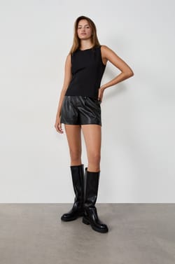 Short court en simili cuir;${refinementColor}