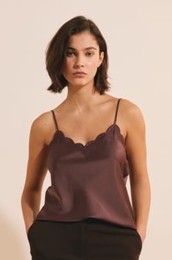 Caraco satin&eacute; avec d&eacute;tails en broderie;${refinementColor}