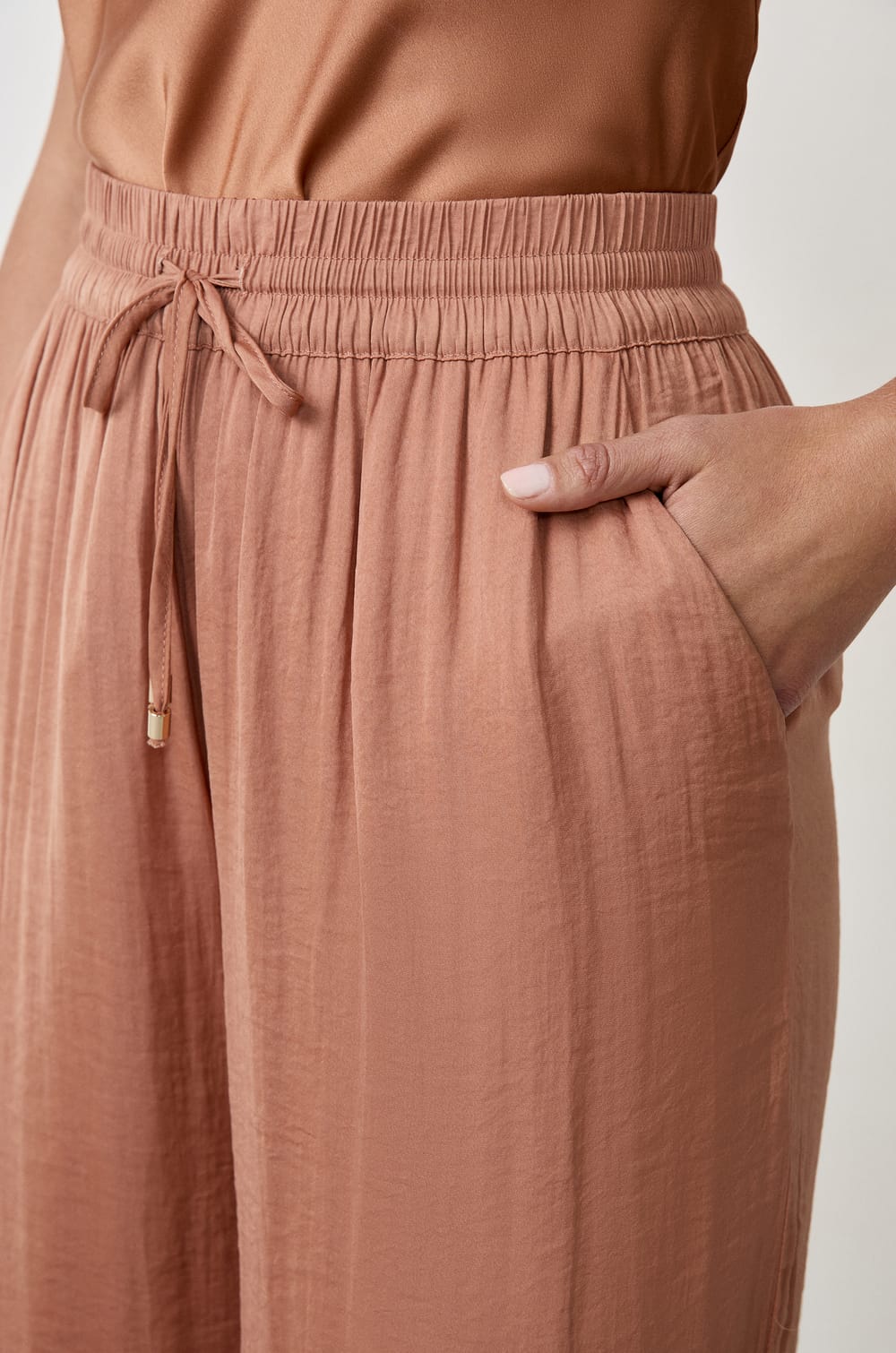 Pantalon satin&eacute; coupe large;${refinementColor}