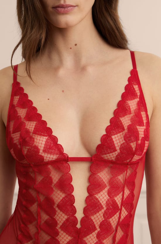 Body con bordado de corazones;${refinementColor}