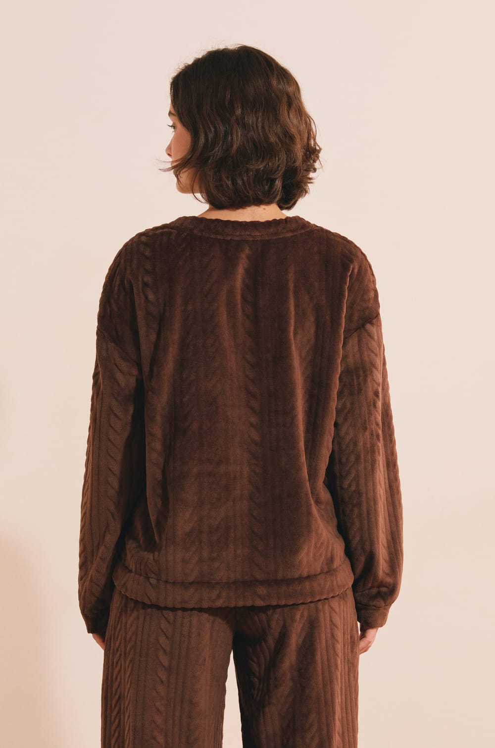 Pull col rond avec motifs tress&eacute;s;${refinementColor}