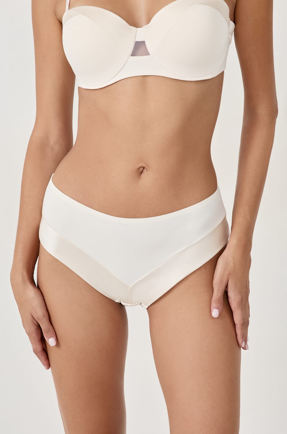 Braguita de microfibra satinada;${refinementColor}